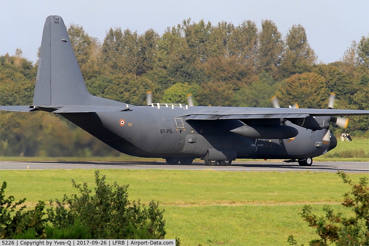 5226, Lockheed C-130H-30 Hercules C/N 382-5226, Lockheed C-130H Hercules (61-PK), Taxiing rwy 25L, Brest-Bretagne airport (LFRB-BES)