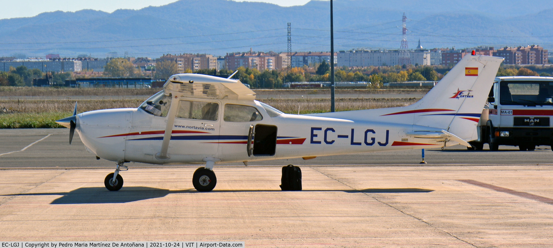 EC-LGJ, 2005 Cessna 172S Skyhawk C/N 172S10054, Aeropuerto de Foronda - Vitoria-Gasteiz - Euskadi - España