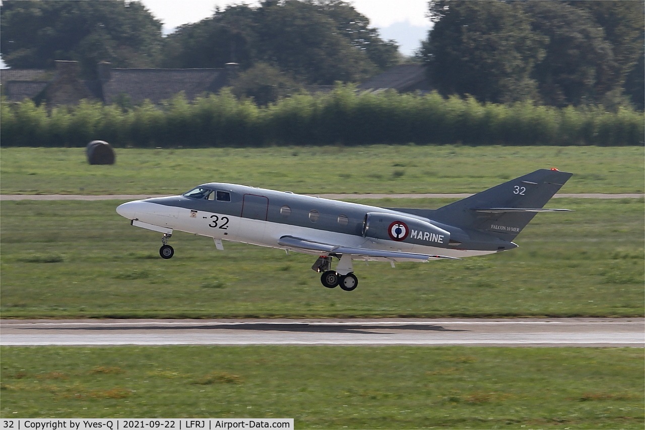 32, 1974 Dassault Falcon 10MER C/N 32, Dassault Falcon 10 MER, Landing rwy 07, Landiviau naval air base (LFRJ)