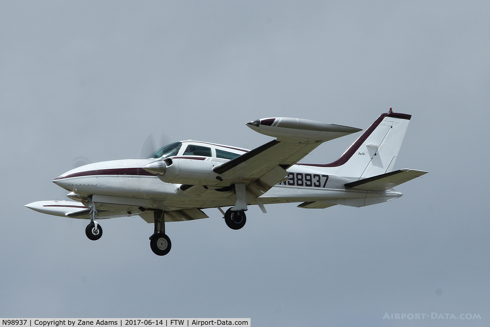 N98937, 1976 Cessna 310R C/N 310R0655, Landing at Meacham Field, Fort Worth, TX