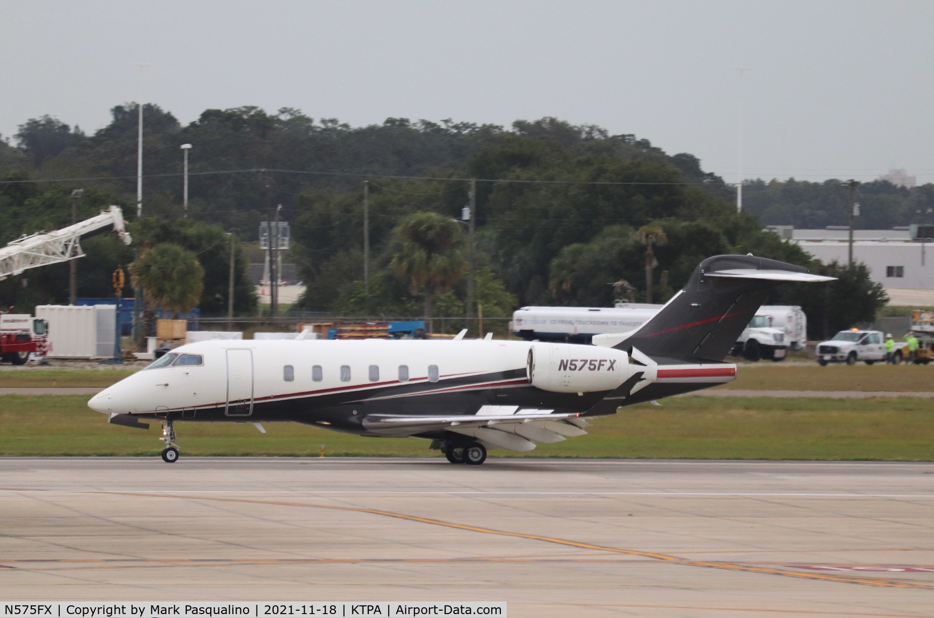 N575FX, 2015 Bombardier Challenger 300 (BD-100-1A10) C/N 20578, Challenger 300