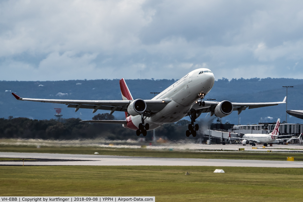 VH-EBB, 2002 Airbus A330-201 C/N 0522, Airbus A330 Qantas VH-EBB runway 21, YPPH 08 September 2018
