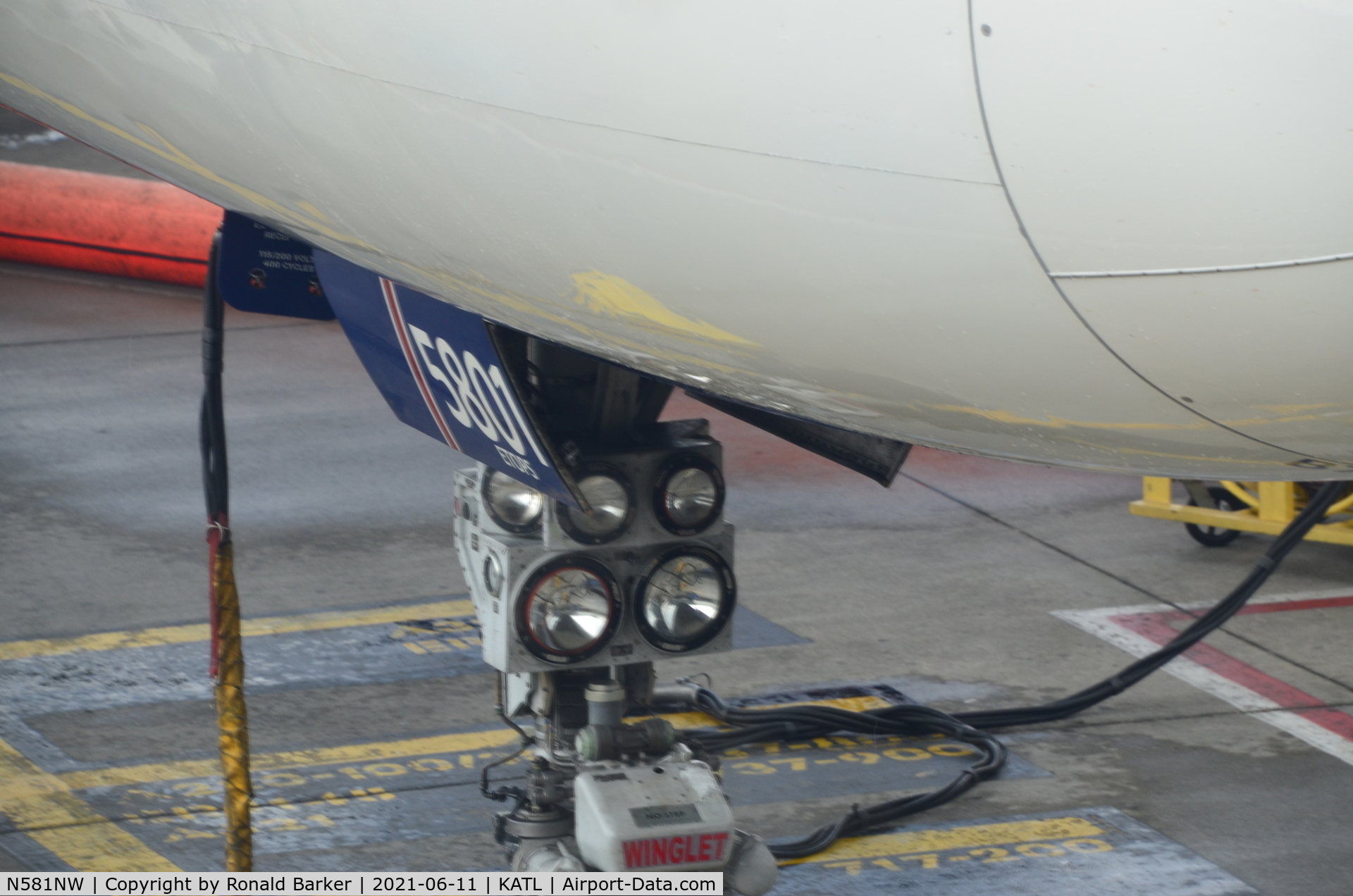 N581NW, 2002 Boeing 757-351 C/N 32982, Aircraft nose
