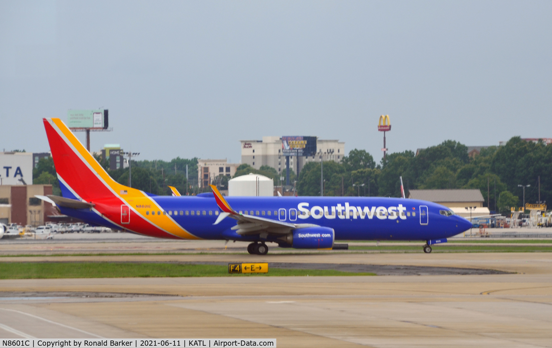 N8601C, 2012 Boeing 737-8H4 C/N 38874, Taxi Atlanta