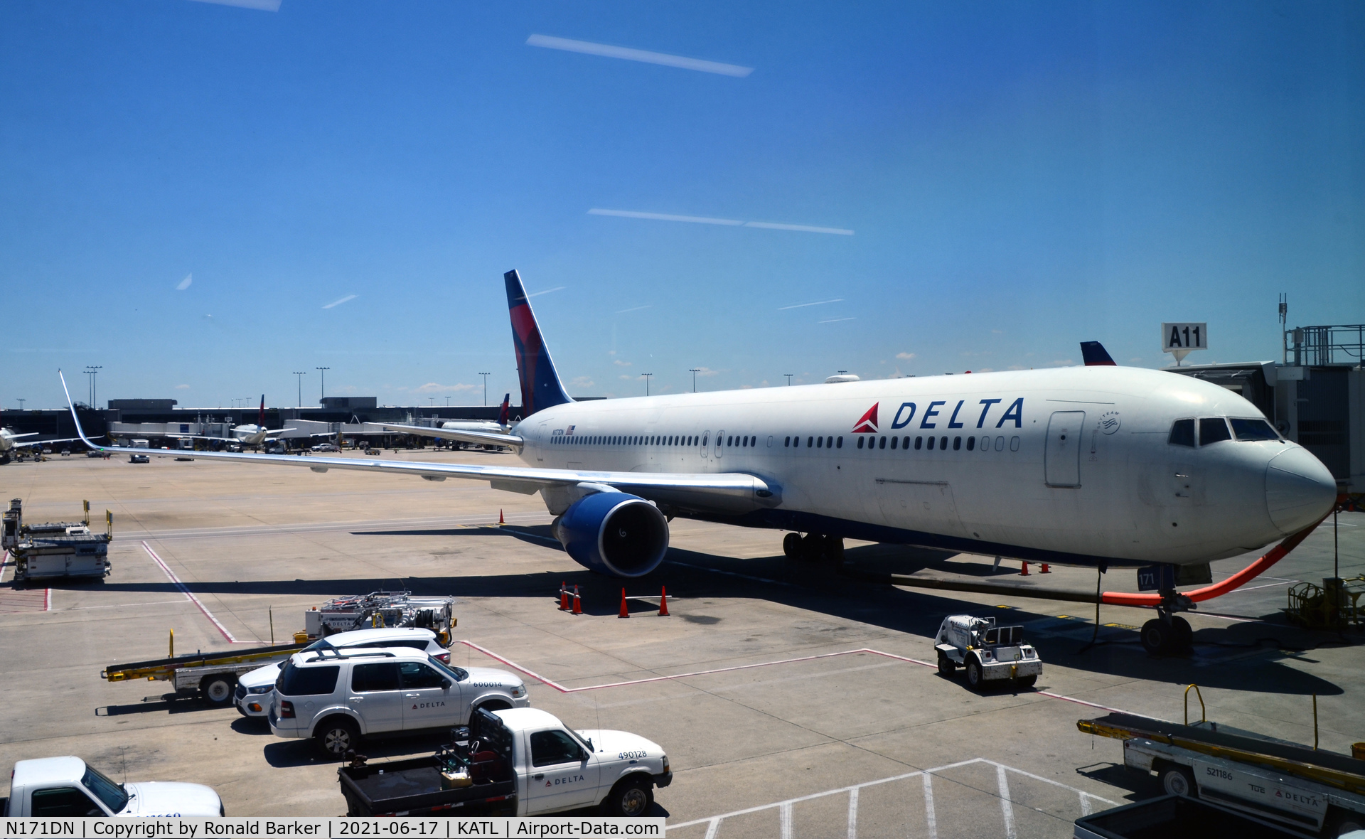 N171DN, 1990 Boeing 767-332 C/N 24759, Gate A11 Atlanta