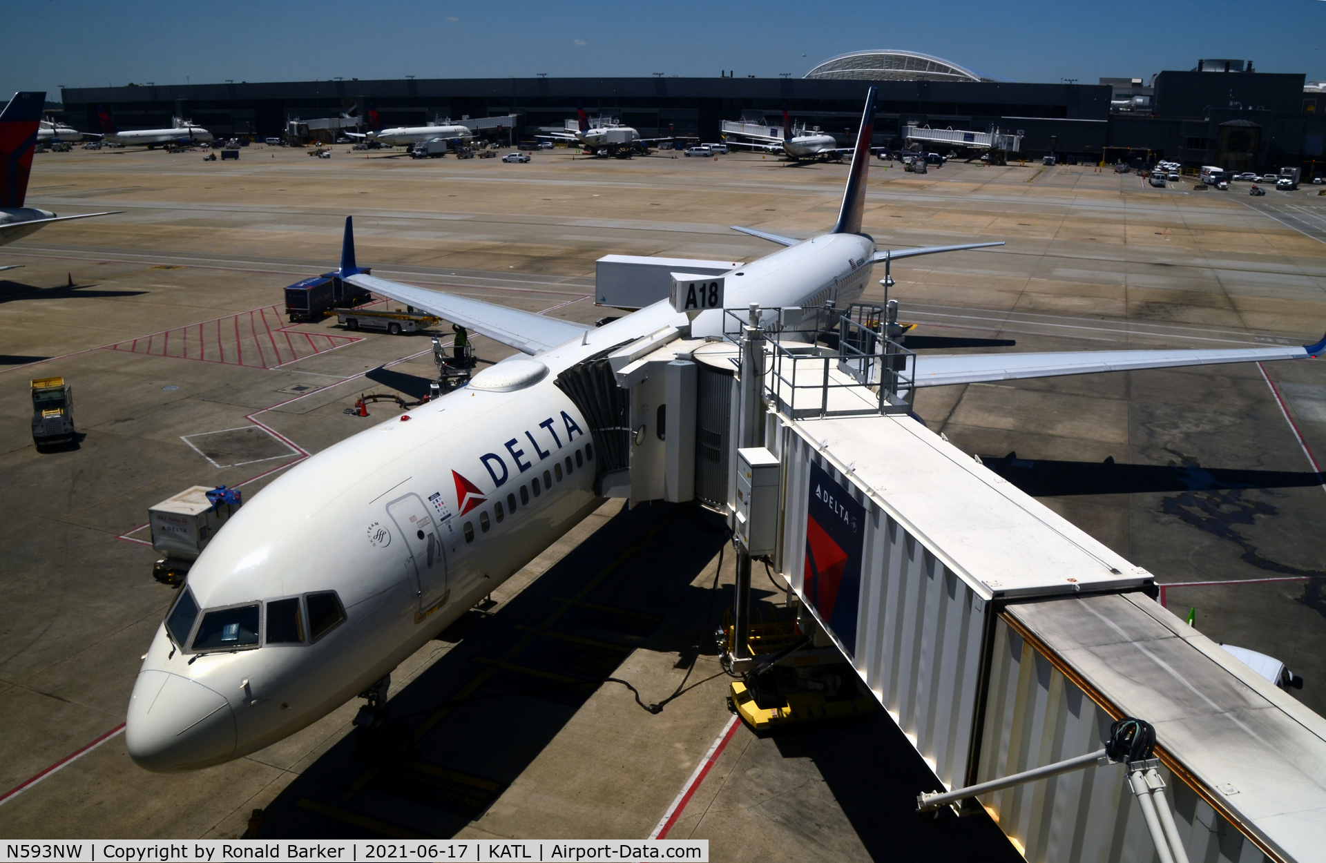 N593NW, 2003 Boeing 757-351 C/N 32993, Gate A18 Atlanta
