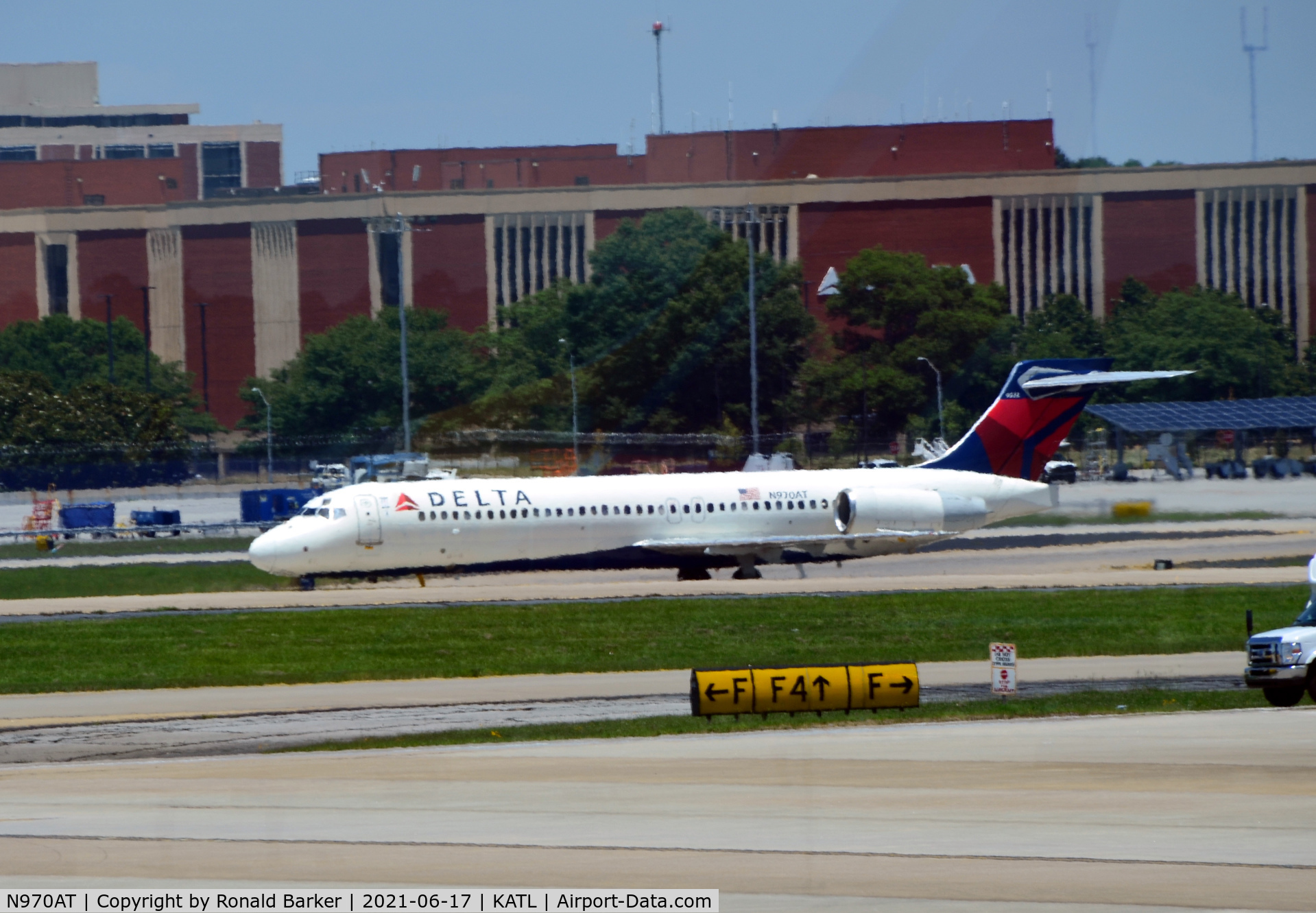 N970AT, 2001 Boeing 717-200 C/N 55031, Taxi to gate Atlanta