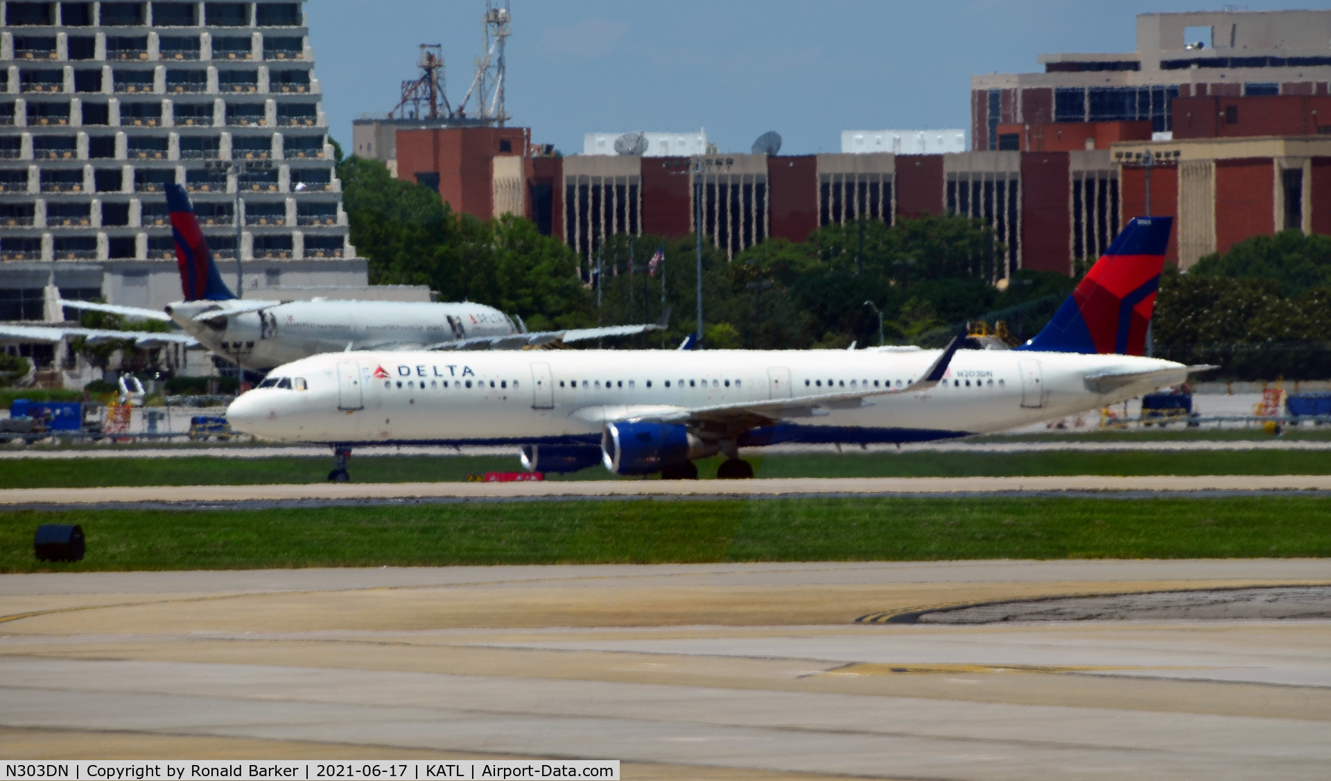 N303DN, 2016 Airbus A321-211 C/N 7061, Taxi Atlanta