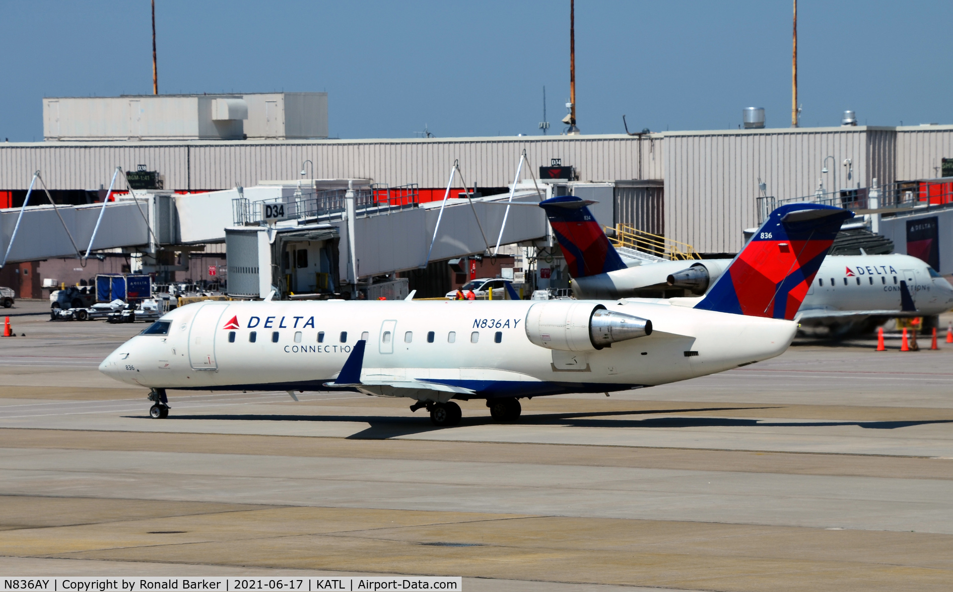 N836AY, 2005 Bombardier CRJ-200ER (CL-600-2B19) C/N 8036, Taxi for takeoff Atlanta