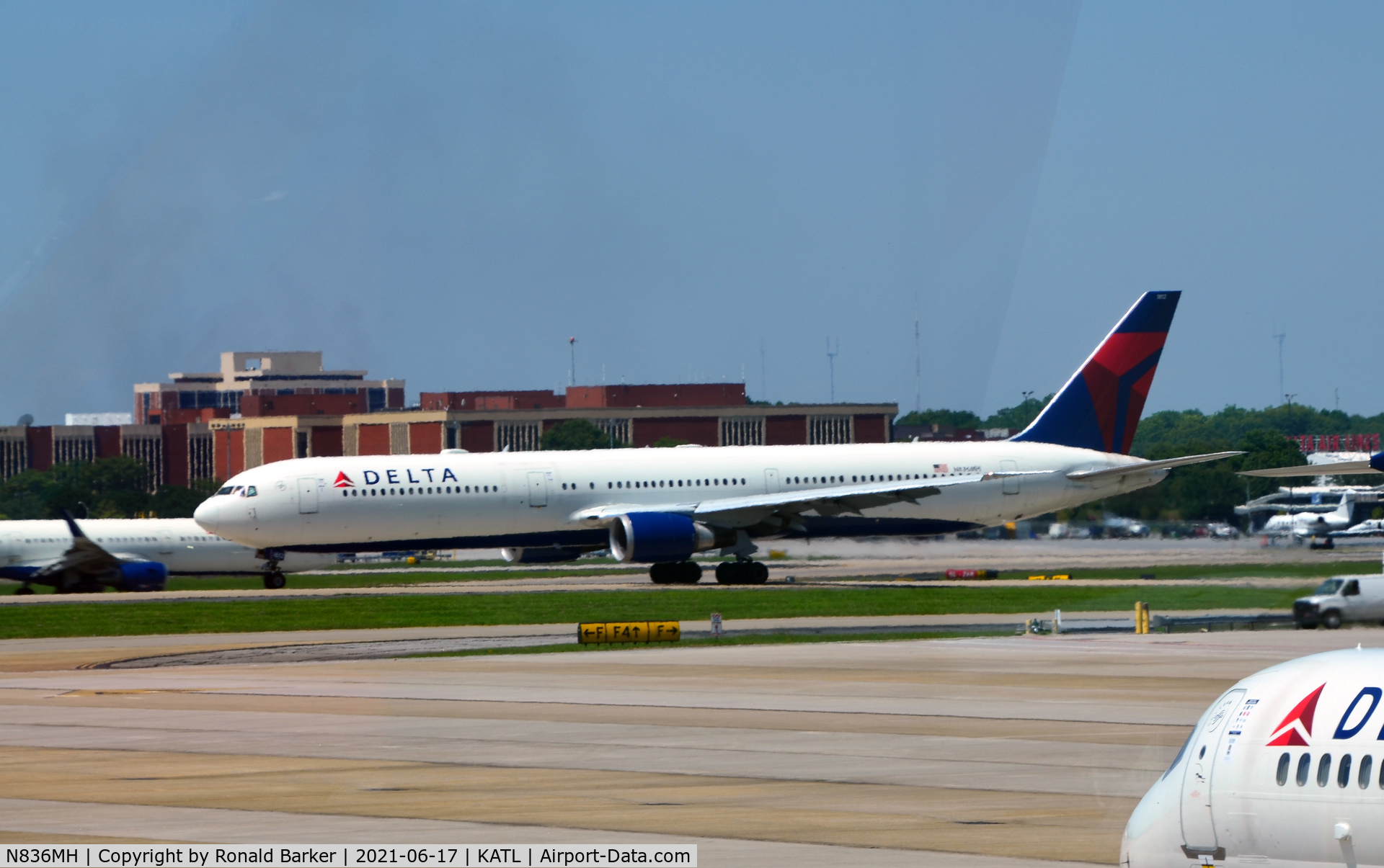 N836MH, 2000 Boeing 767-432/ER C/N 29709, Taxi Atlanta