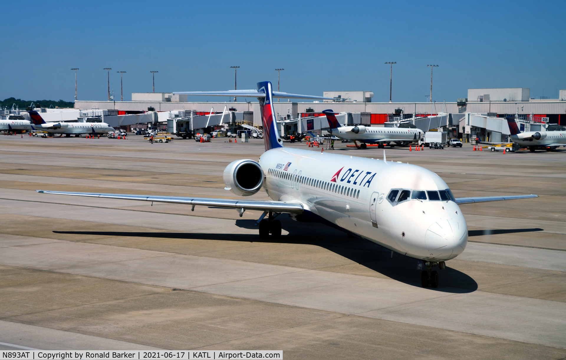 N893AT, 2004 Boeing 717-200 C/N 55045, Taxi to gate Atlanta