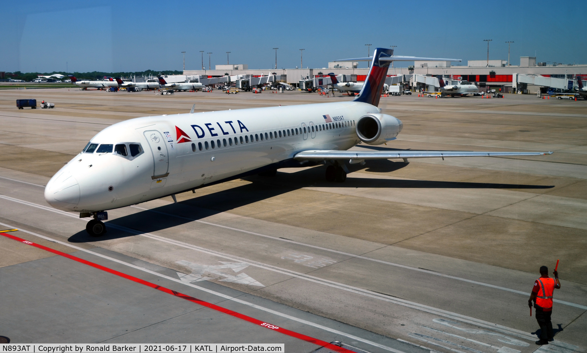N893AT, 2004 Boeing 717-200 C/N 55045, Taxi to gate Atlanta
