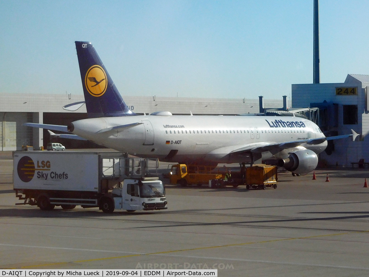 D-AIQT, 2000 Airbus A320-211 C/N 1337, At Munich