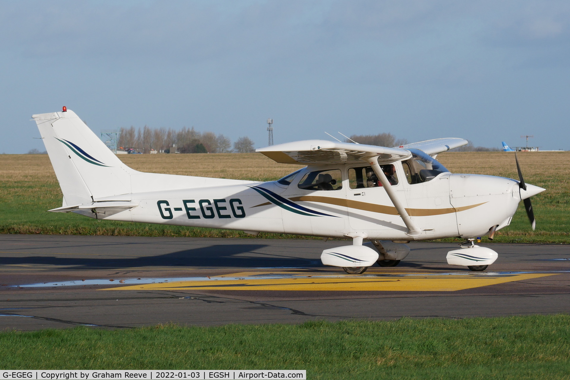 G-EGEG, 2000 Cessna 172R C/N 17280894, Departing from Norwich.