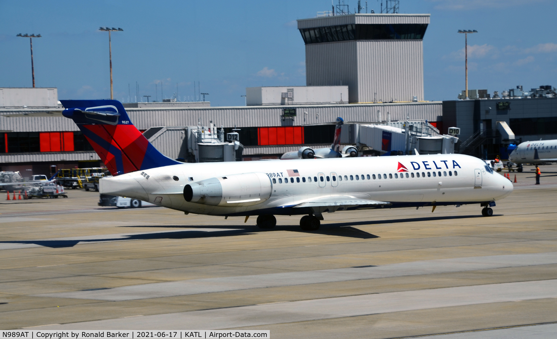 N989AT, 2001 Boeing 717-200 C/N 55152, Taxi for takeoff Atlanta