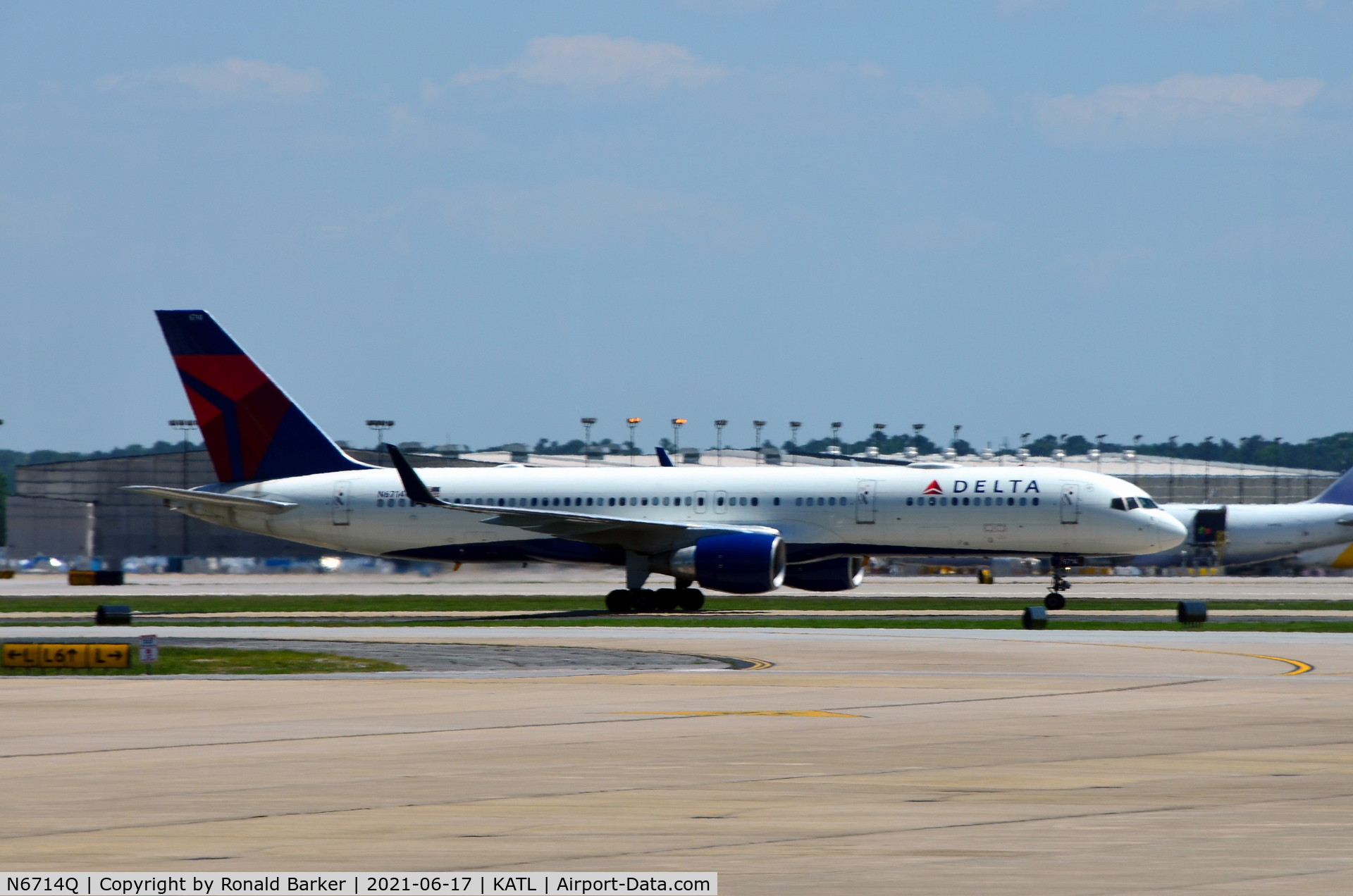 N6714Q, 2000 Boeing 757-232 C/N 30485, Taxi Atlanta
