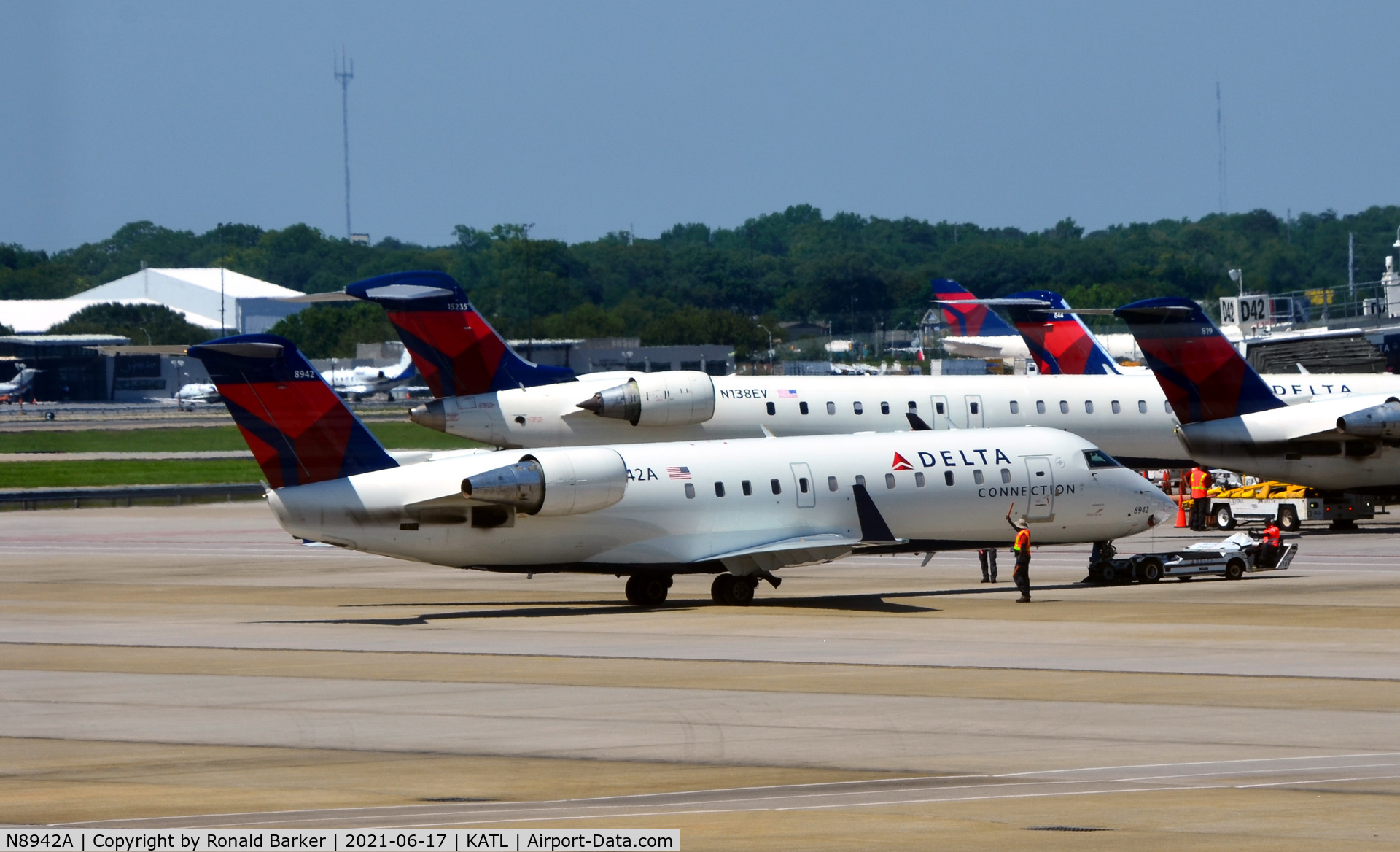 N8942A, 2004 Bombardier CRJ-200 (CL-600-2B19) C/N 7942, Pushback Atlanta