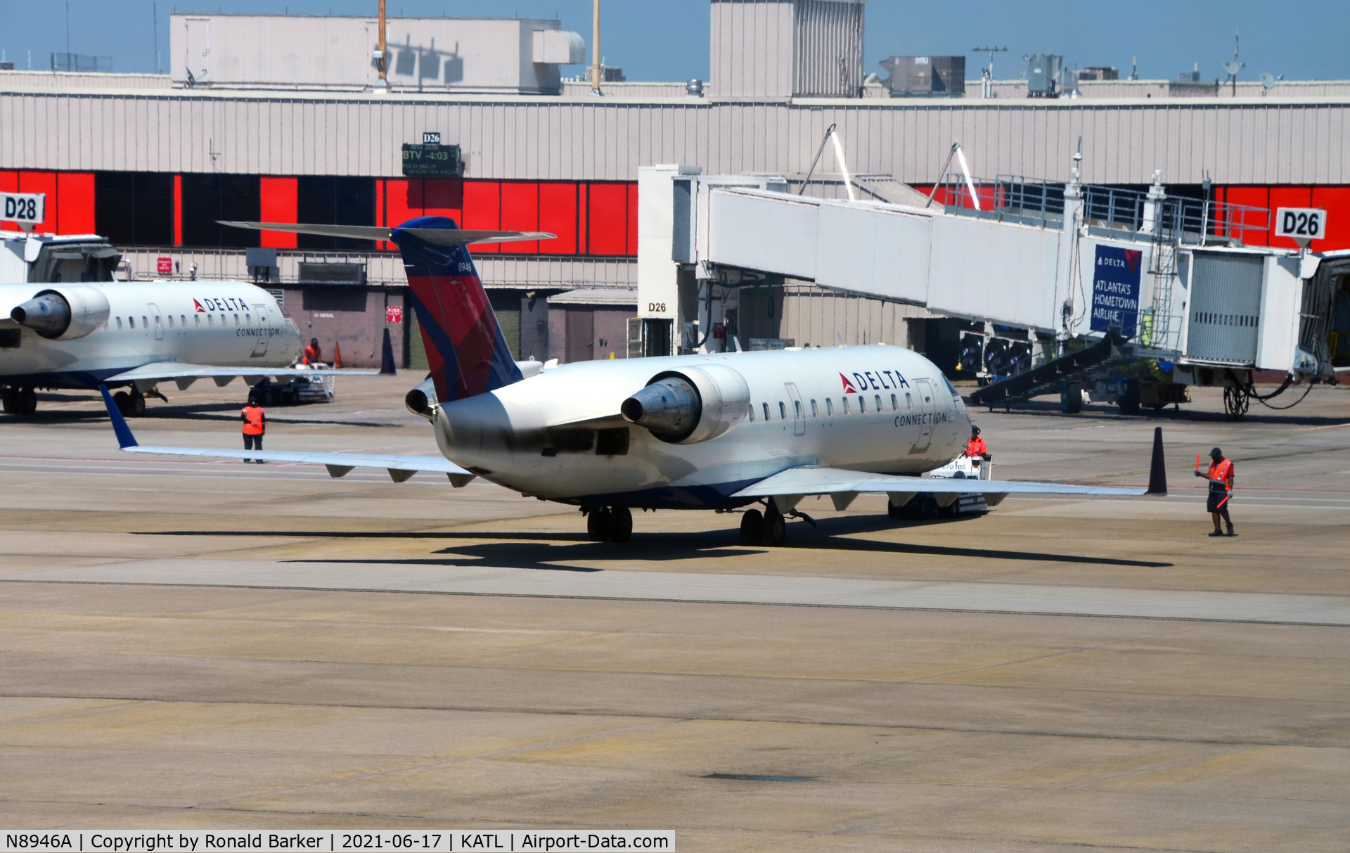 N8946A, 2004 Bombardier CRJ-200 (CL-600-2B19) C/N 7946, Pushback from D26 Atlanta