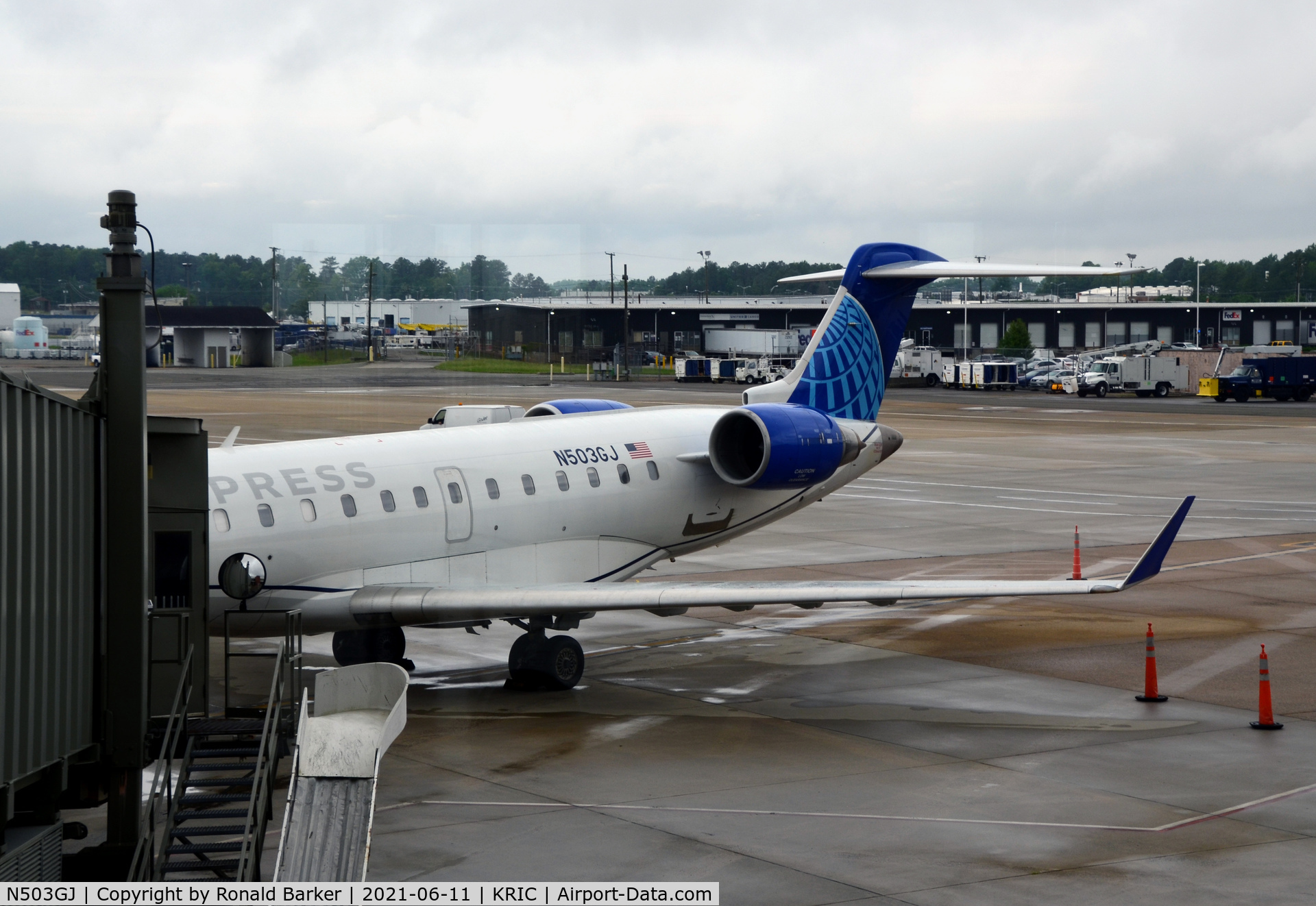 N503GJ, 2001 Bombardier CRJ-701 (CL-600-2C10) Regional Jet C/N 10019, At the gate Richmond