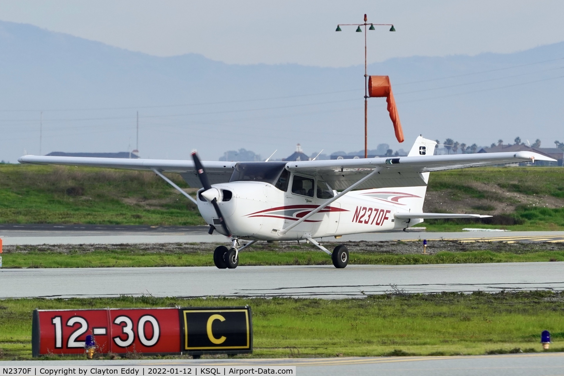 N2370F, 1998 Cessna 172R C/N 17280618, San Carlos Airport in California 2022.
