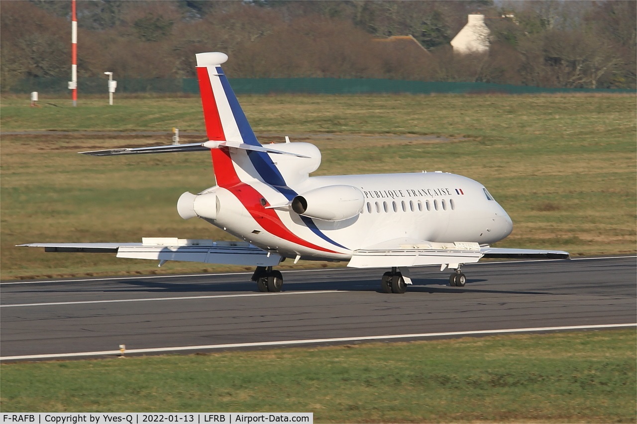 F-RAFB, 2010 Dassault Falcon 7X C/N 086, Dassault Falcon 7X, Reverse thrust landing rwy 07R, Brest-Bretagne airport (LFRB-BES)