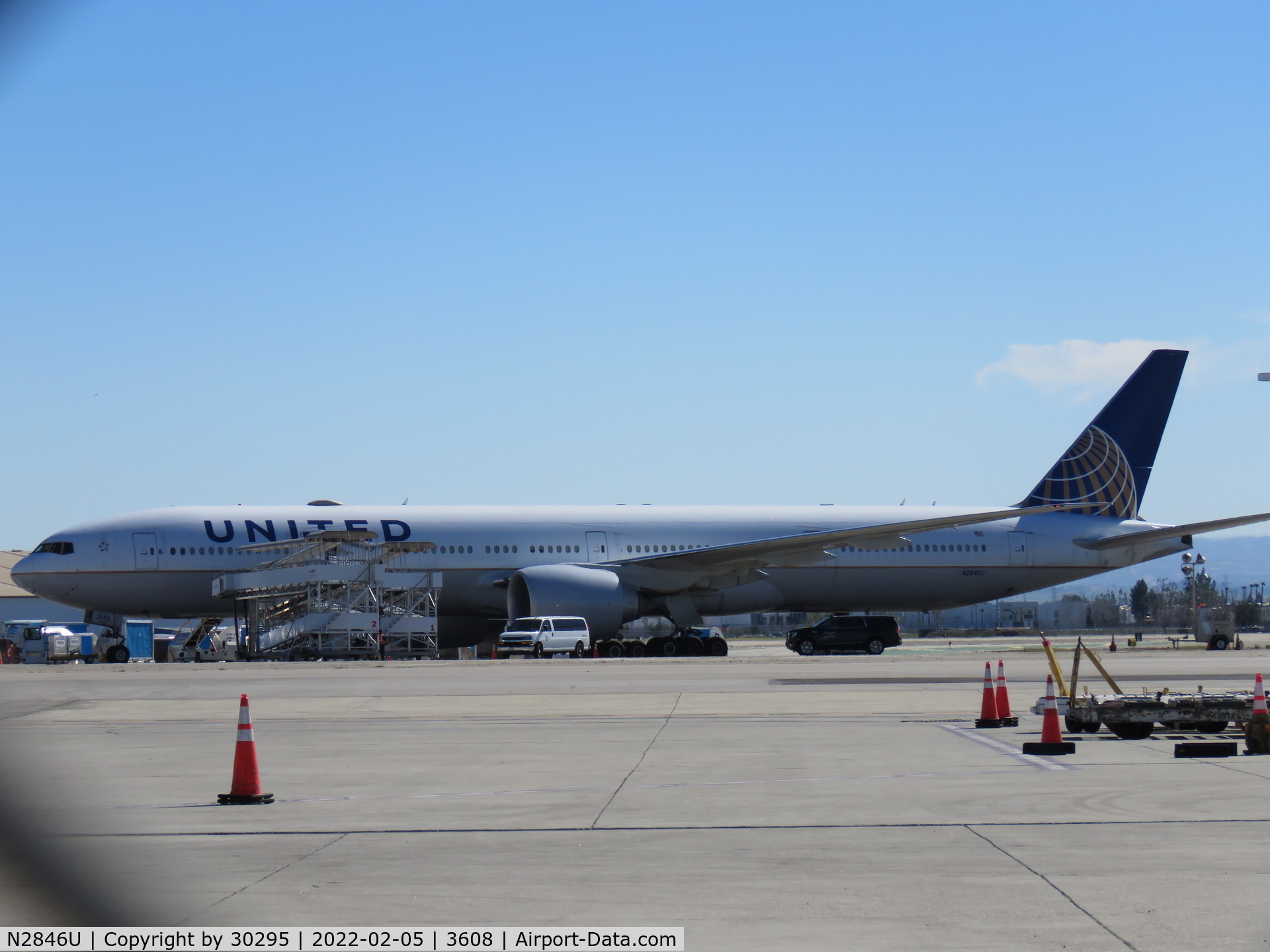 N2846U, 2018 Boeing 777-300/ER C/N 64990, Being loaded