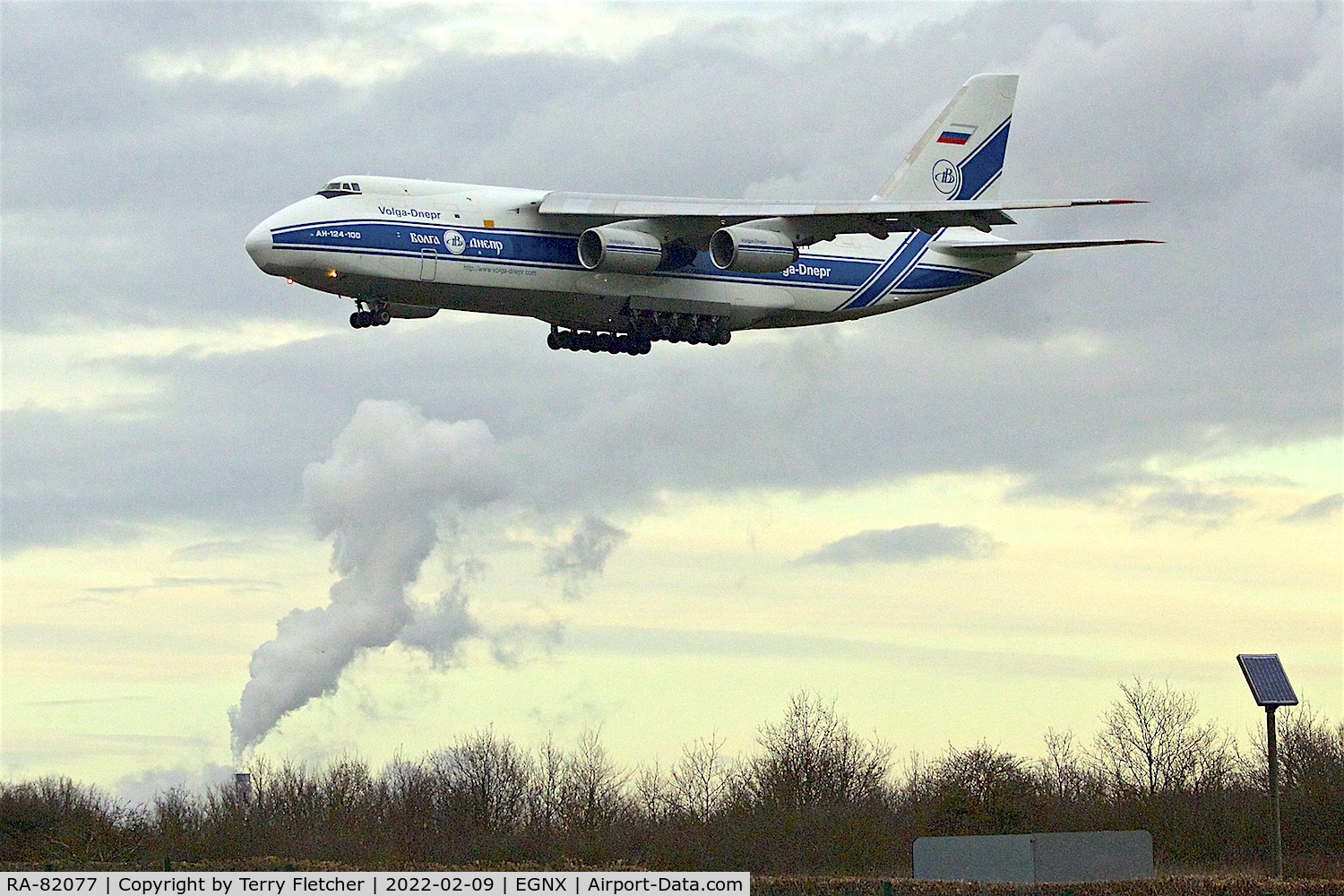 RA-82077, 1995 Antonov An-124-100 Ruslan C/N 9773054459151/0709, Arriving at East Midlands Airport