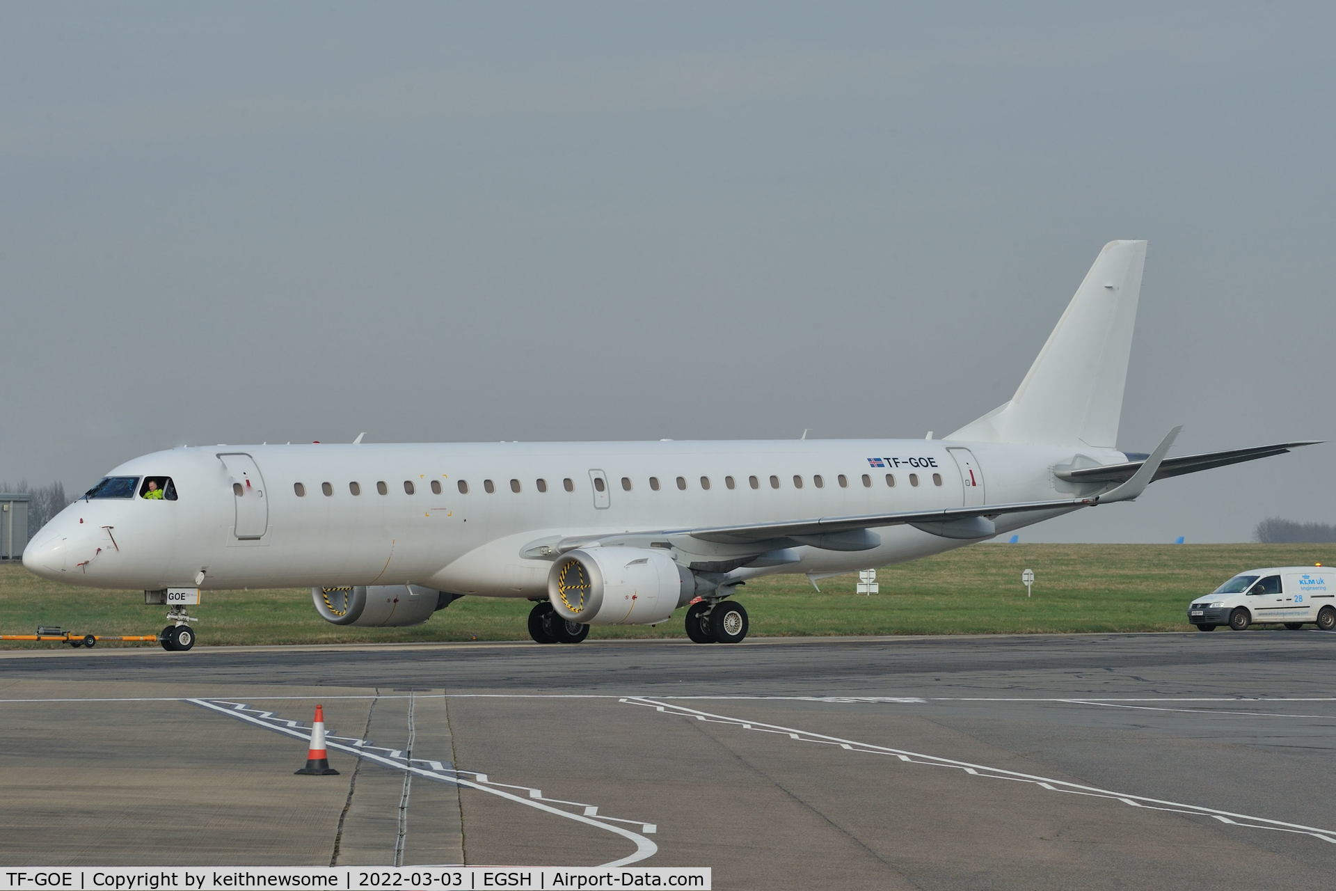 TF-GOE, 2012 Embraer 190LR (ERJ-190-100LR) C/N 19000547, Maintenance movement.