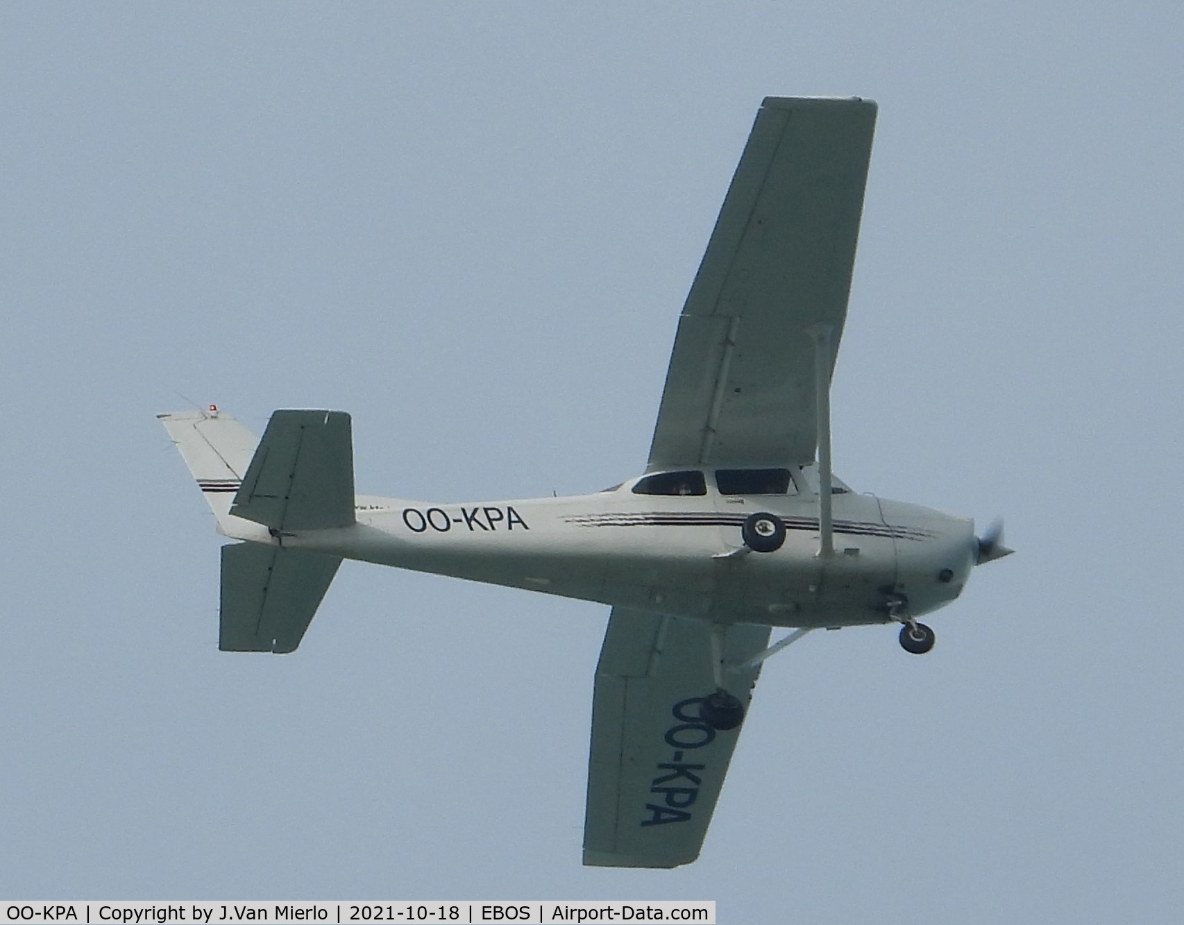 OO-KPA, 1998 Cessna 172R C/N 17280521, Along the belgian coast