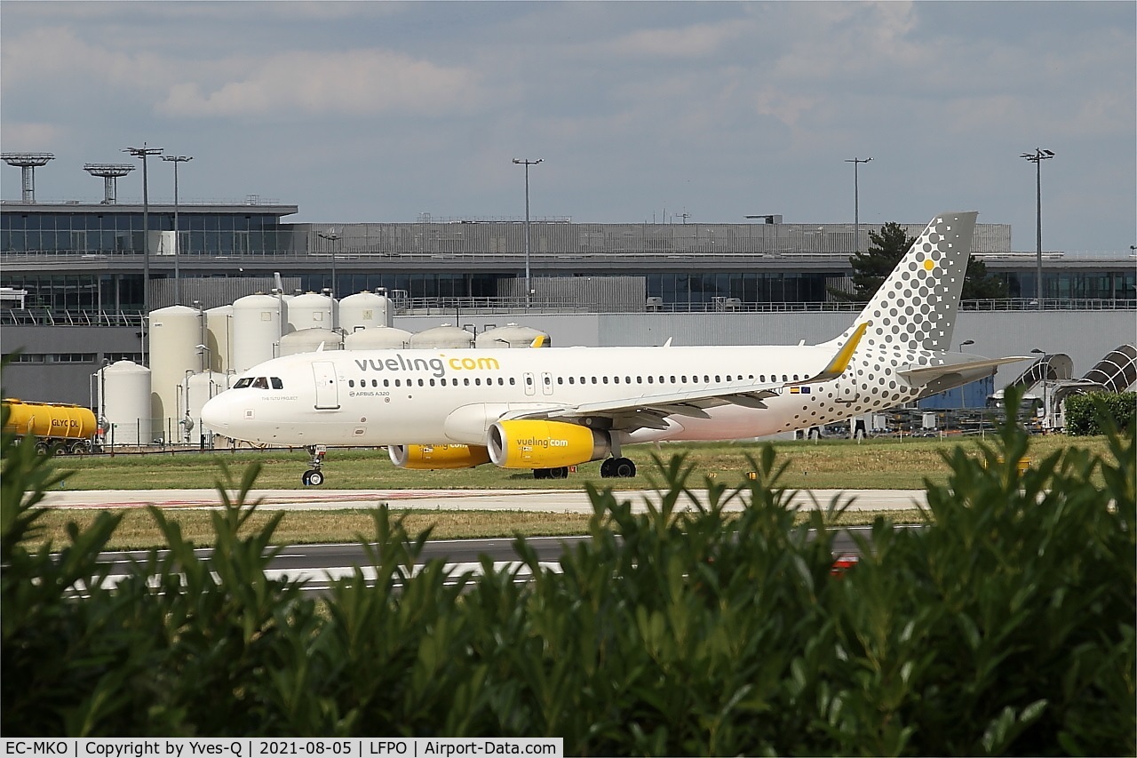 EC-MKO, 2016 Airbus A320-232 C/N 7028, Airbus A320-232, taxiing, Paris-Orly airport (LFPO-ORY)