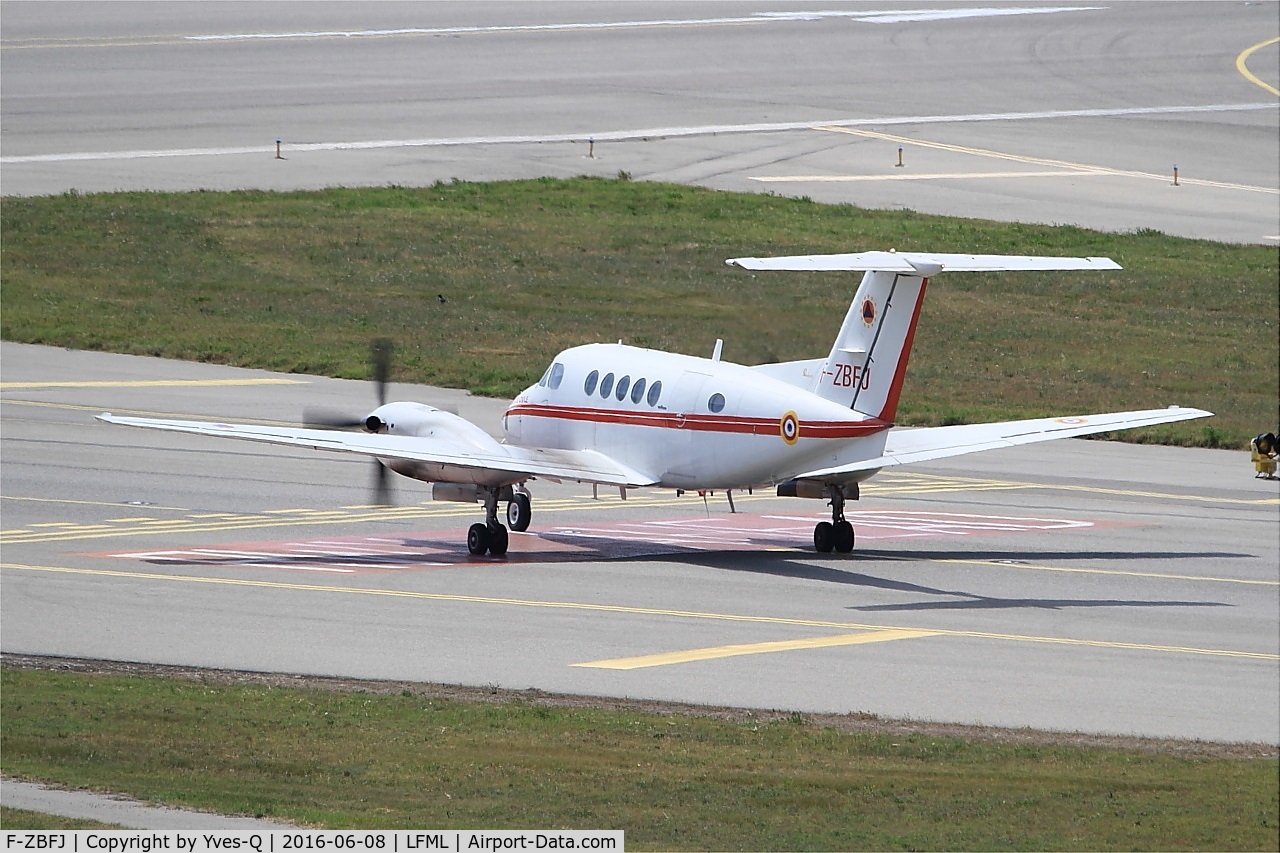 F-ZBFJ, 1982 Beech B200 King Air C/N BB-1102, Beech B200 King Air, Holding point rwy 31R, Marseille-Provence Airport (LFML-MRS)