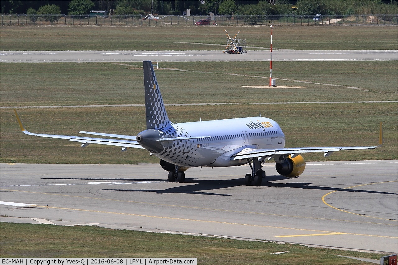 EC-MAH, 2014 Airbus A320-214 C/N 6039, Airbus A320-214, Lining up rwy 31R, Marseille-Provence Airport (LFML-MRS)