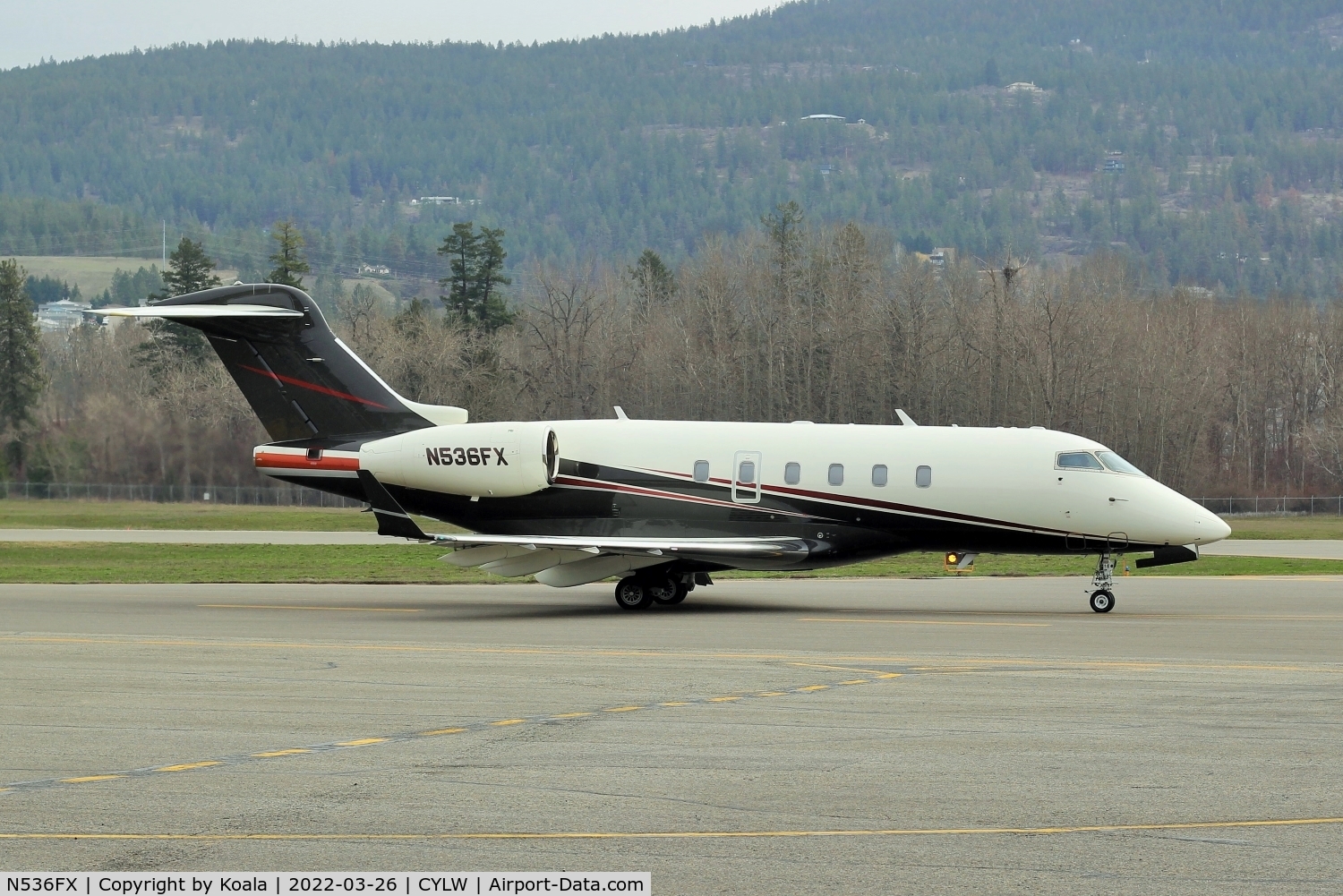N536FX, 2007 Bombardier Challenger 300 (BD-100-1A10) C/N 20171, Departure to SFO.
