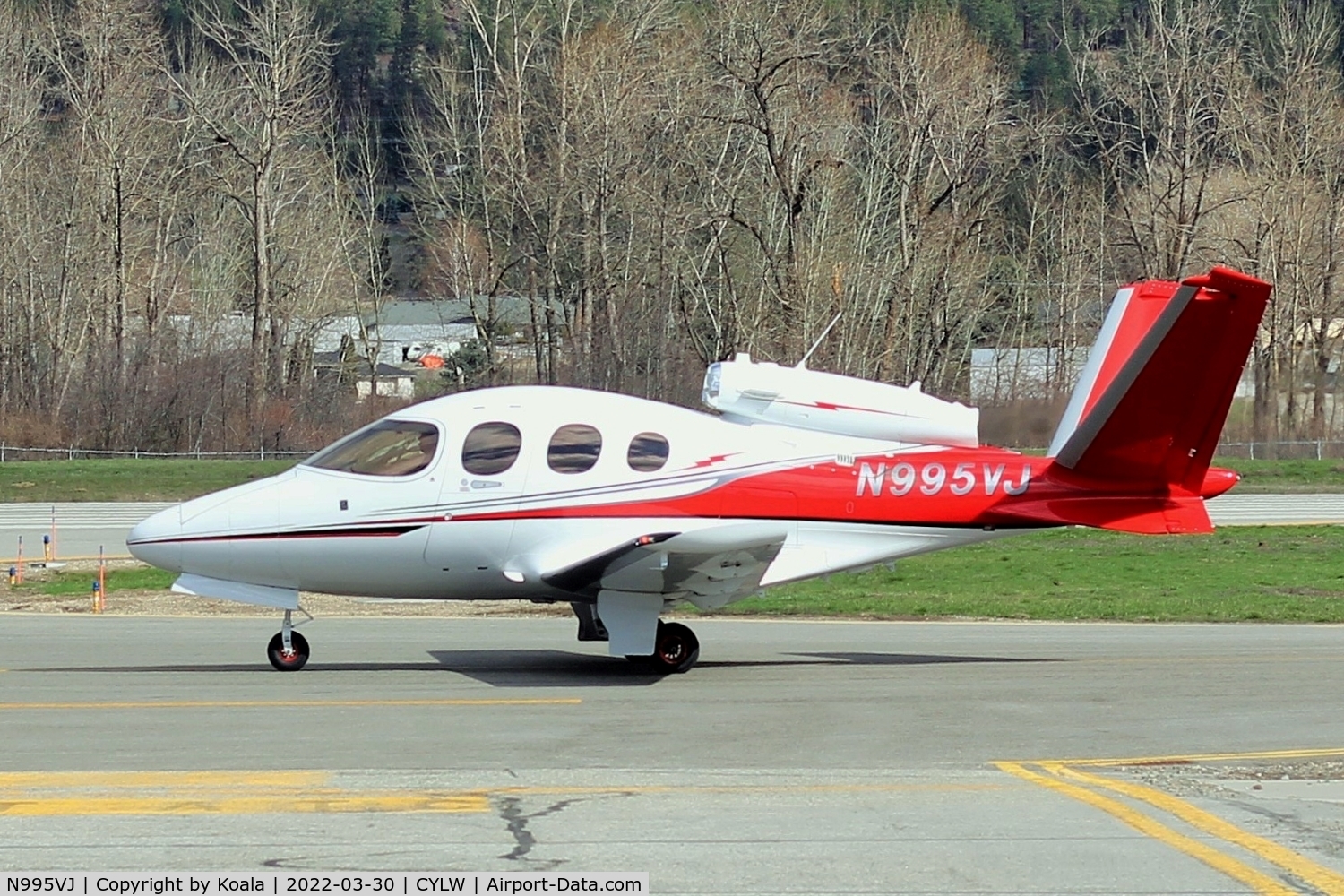 N995VJ, 2018 Cirrus SF50 Vision C/N 0059, Taxing to GAT, arrival from Rifle (RIF)