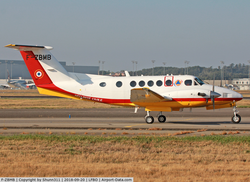 F-ZBMB, 1990 Beech 200 Super King Air C/N BB-1379, Taxiing holding point rwy 14L in new c/s