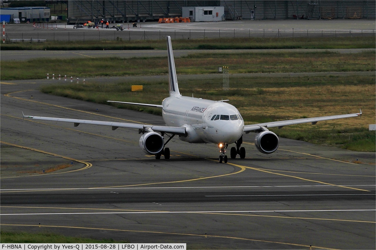 F-HBNA, 2010 Airbus A320-214 C/N 4335, Airbus A320-214, Lining up rwy 14R, Toulouse-Blagnac airport (LFBO-TLS)
