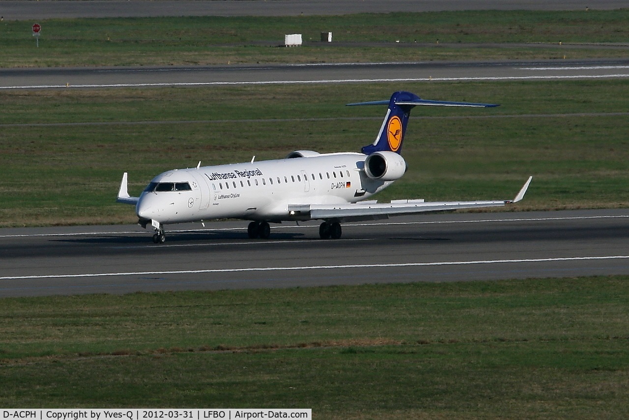 D-ACPH, 2002 Canadair CRJ-701ER (CL-600-2C10) Regional Jet C/N 10043, Canadair CRJ-701ER, Landing rwy 32L, Toulouse-Blagnac airport (LFBO-TLS)