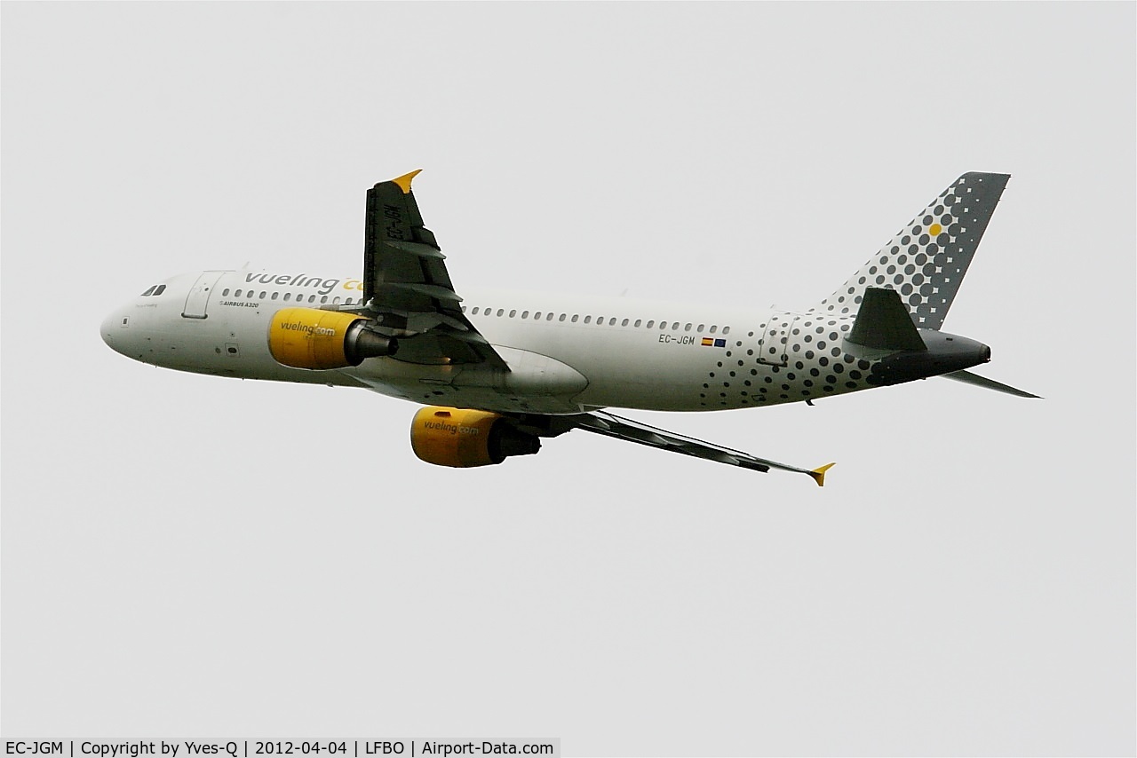 EC-JGM, 2005 Airbus A320-214 C/N 2407, Airbus A320-214, Climbing from rwy 32L, Toulouse Blagnac Airport (LFBO-TLS)