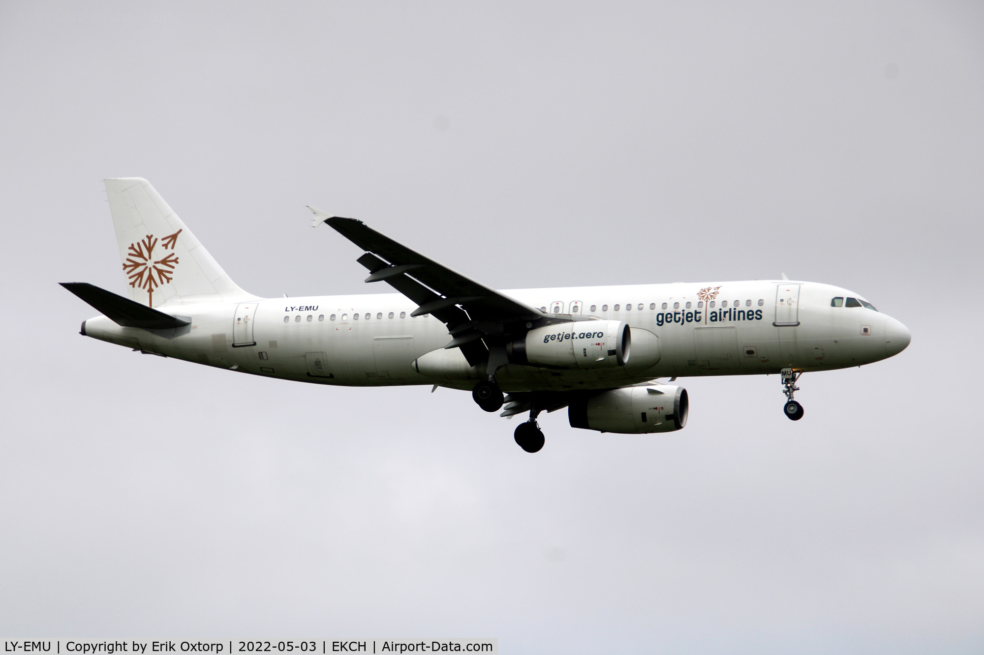 LY-EMU, 2003 Airbus A320-233 C/N 2118, LY-EMU landing rw 04L