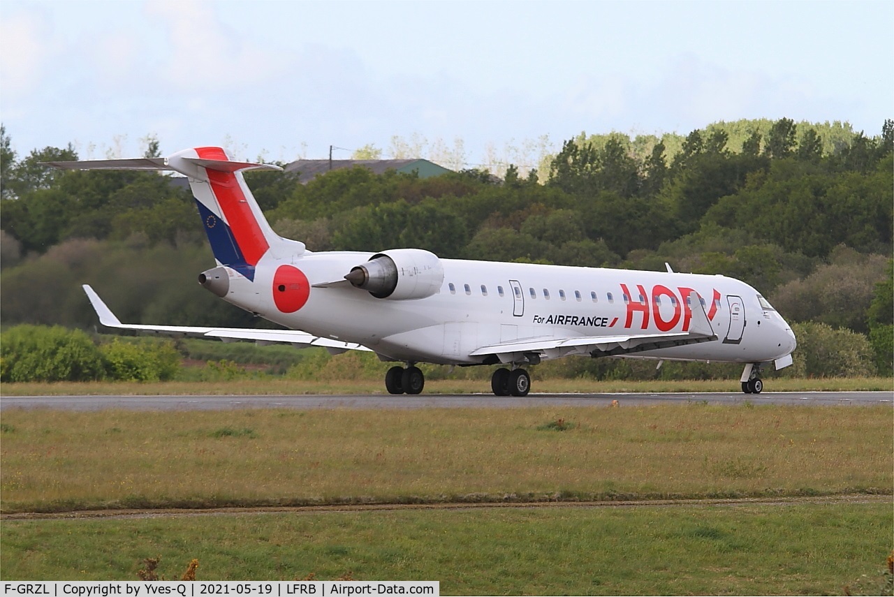 F-GRZL, 2006 Bombardier CRJ-700 (CL-600-2C10) Regional Jet C/N 10245, Bombardier CRJ-700, Taxiing rwy 25L, Brest-Bretagne Airport (LFRB-BES)