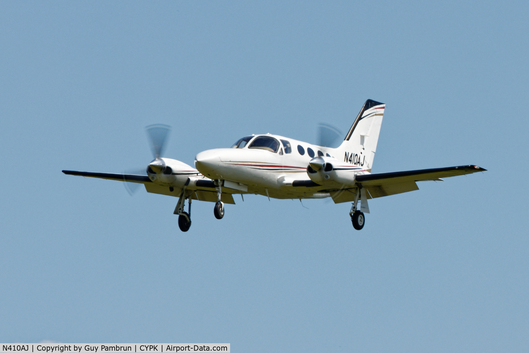 N410AJ, Cessna 421C Golden Eagle C/N 421C1093, Landing on 26L