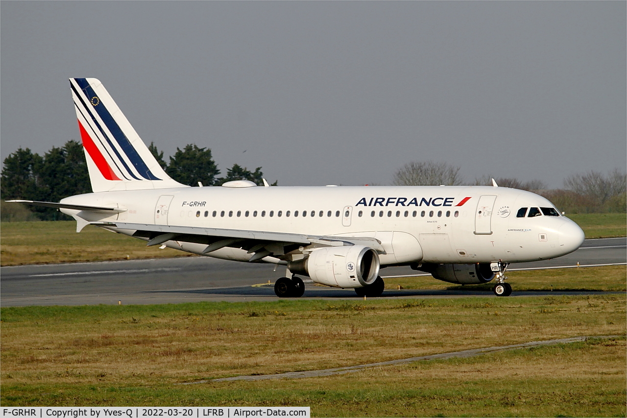 F-GRHR, 2001 Airbus A319-111 C/N 1415, Airbus A319-111, Taxiing to boarding ramp, Brest-Bretagne airport (LFRB-BES)