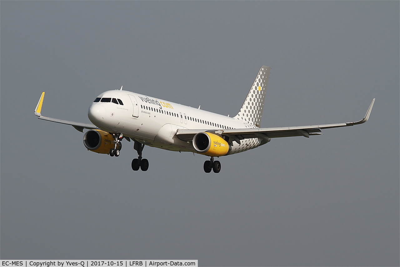 EC-MES, 2015 Airbus A320-232 C/N 6518, Airbus A320-232, Short approach rwy 25L, Brest-Bretagne airport (LFRB-BES)