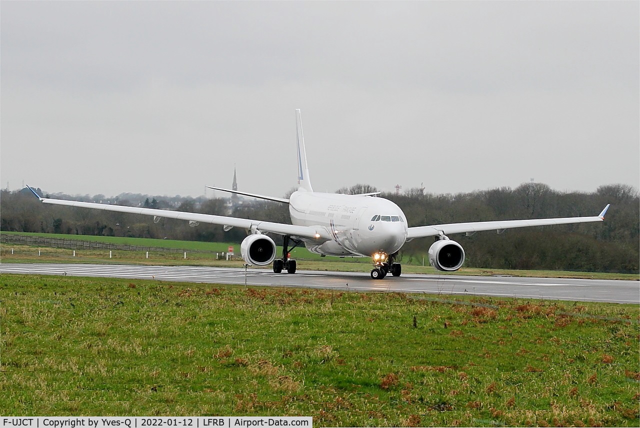 F-UJCT, 2015 Airbus A330-243 C/N 1657, Airbus A330-200, Lining up rwy 07R, Brest-Bretagne airport (LFRB-BES)