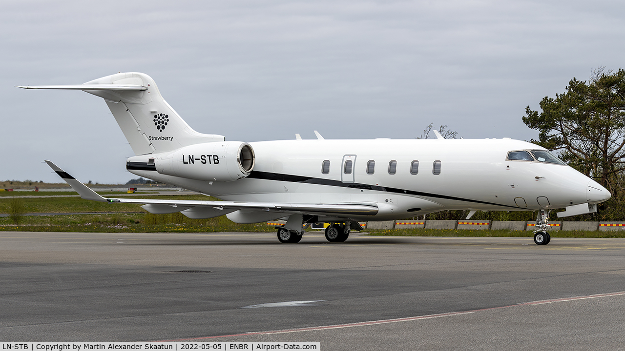 LN-STB, 2016 Bombardier Challenger 350 (BD-100-1A10) C/N 20639, Taxying to parking.
