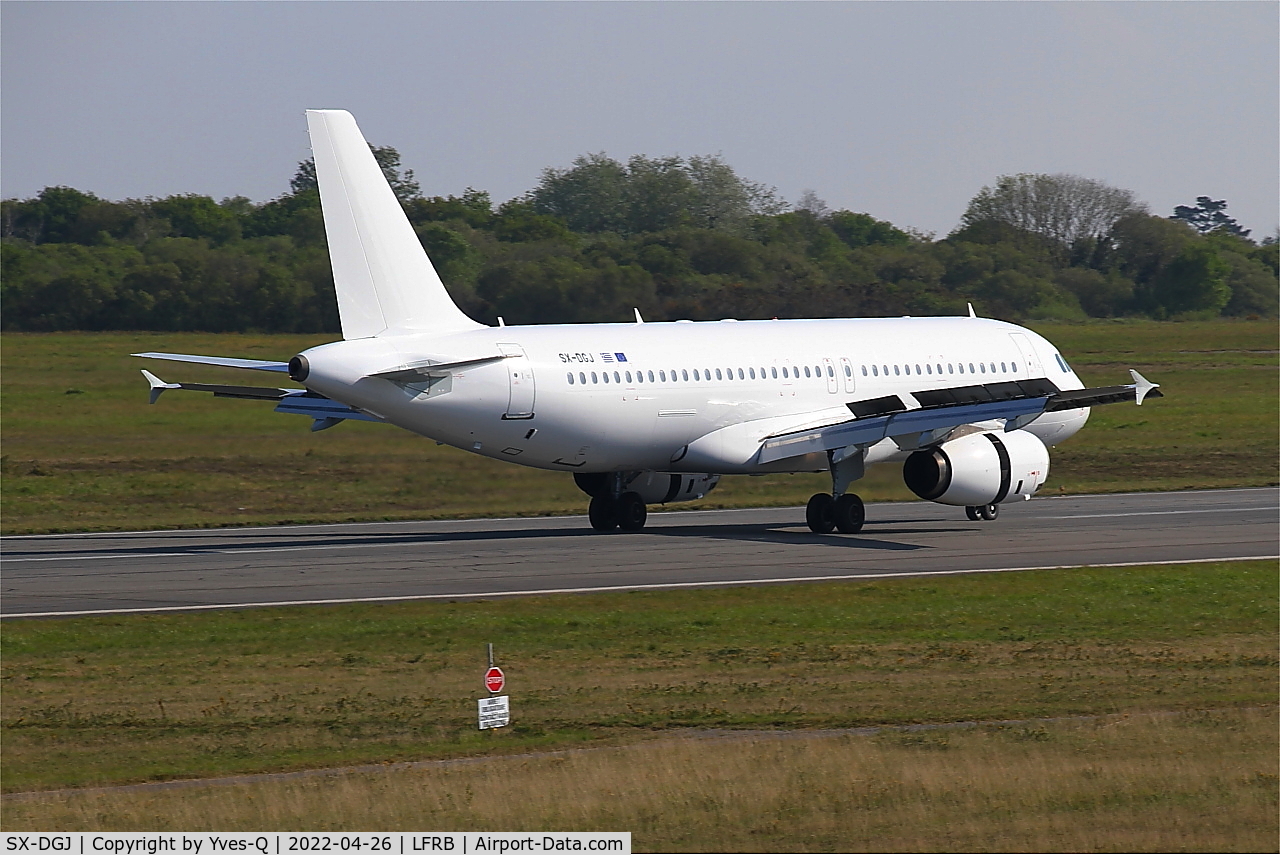 SX-DGJ, 2007 Airbus A320-232 C/N 3316, Airbus A320-232, Langing rwy 07R, Brest-Bretagne airport (LFRB-BES)
