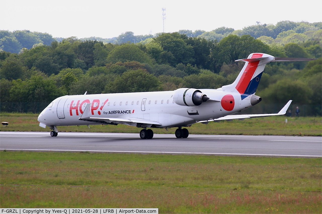 F-GRZL, 2006 Bombardier CRJ-700 (CL-600-2C10) Regional Jet C/N 10245, Bombardier CRJ-700, Taxiing to holding point rwy 07R, Brest-Bretagne Airport (LFRB-BES)