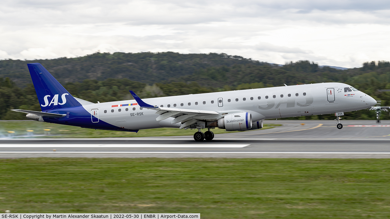 SE-RSK, 2007 Embraer 195LR (ERJ-190-200LR) C/N 19000120, Landing rwy. 17.