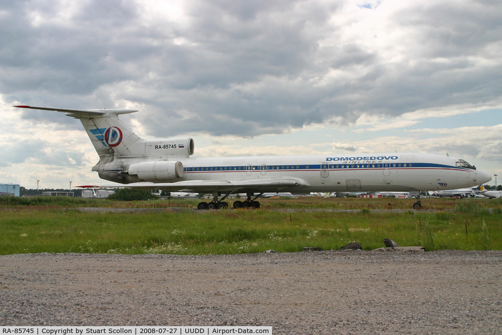 RA-85745, 1992 Tupolev Tu-154M C/N 92A928, Domodedovo