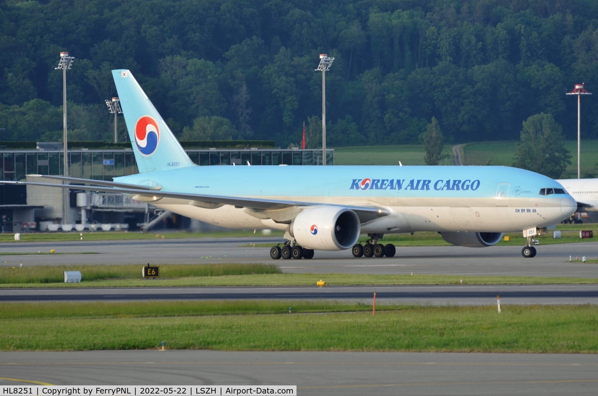 HL8251, 2012 Boeing 777-FB5 C/N 37639, Korean Air B772F arriving in ZRH